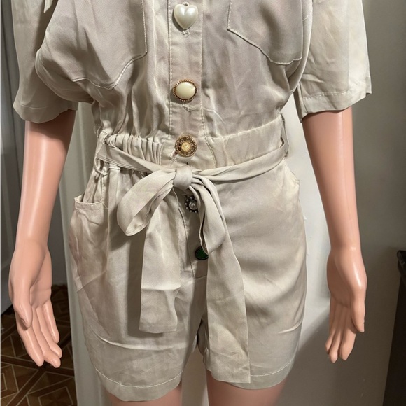 CHLOÉ Women’s Stylish Khaki Button-Up Playsuit - Picture 6 of 16